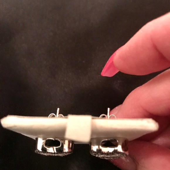 BNWOT.... Gorgeous Blue Sapphire Earrings - Picture 3 of 5